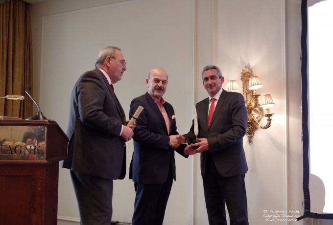 O κ. Γ. Χατζημάρκος, Περιφερειάρχης Νοτίου Αιγαίου παραλαμβάνει το βραβείο από τον Πρόεδρο και τον Γενικό Γραμματέα της FEDHATTA