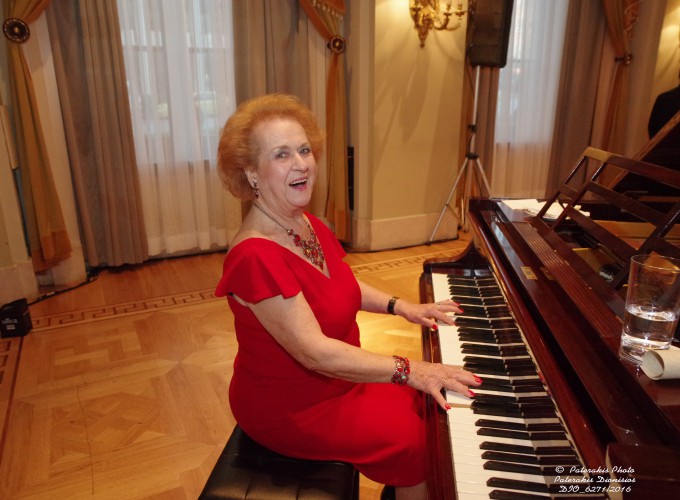 H κα Νταϊάνα Παναγιωτοπούλου, La Greca Travel, στο πιάνο