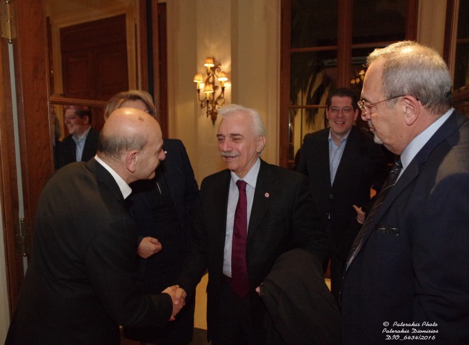 Ο κ. Λ. Τσιλίδης και ο κ. Στ. Σκρέτας υποδέχονται τον Dr. Αντώνη Αυγερινό, Πρόεδρο του Ελληνικού Ερυθρού Σταυρού